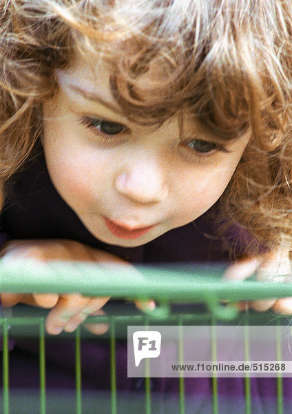 Kindergesicht  nach unten schauend