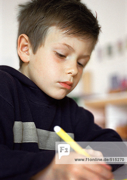 Kind mit Filzstift  Blickwinkel niedrig