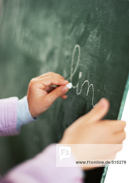 Kinderschrift auf Kreidetafel  Nahaufnahme