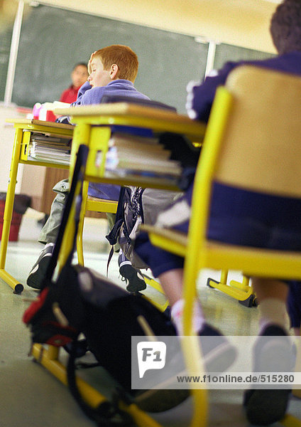 Kinder im Klassenzimmer  Rückansicht  Tiefblick