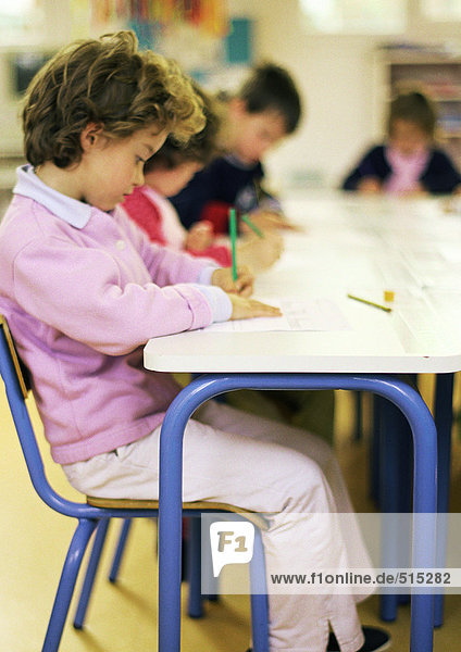 Kinder im Klassenzimmer  Seitenansicht