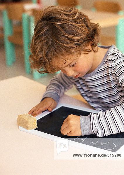 Kinderschrift mit Kreide auf Schieferplatte