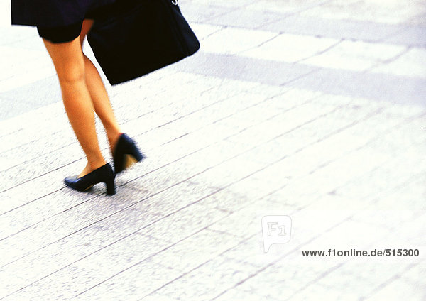 Geschäftsfrau zu Fuß  niedrige Sektion