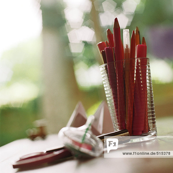 Tasse Bleistifte und Marker auf dem Tisch