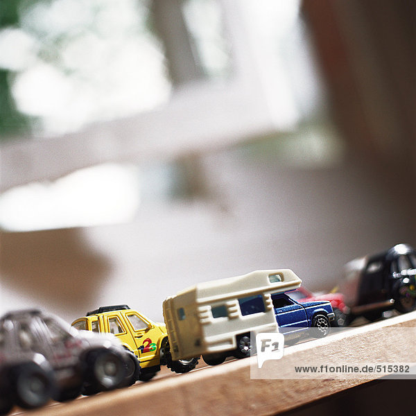 Spielzeugautos auf dem Tisch aufgereiht