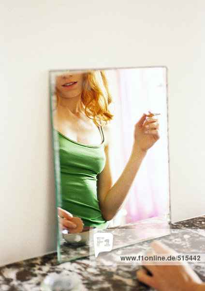 Das Spiegelbild der Frau im Spiegel.
