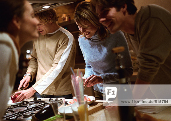 Menschen kochen gemeinsam in der Küche