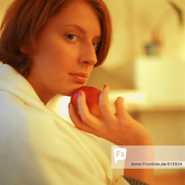 Frau mit Frucht am Kinn,  Seitenansicht,  Portrait