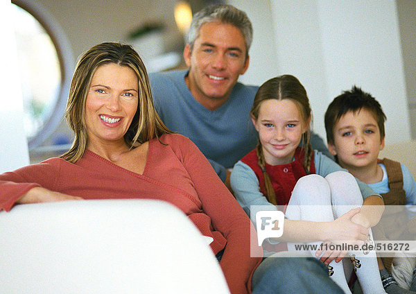 Familie sitzt zusammen auf der Couch  Porträt