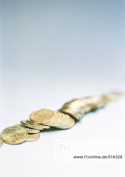 Euro-Münzen in Reihe gegeneinander wie Dominosteine