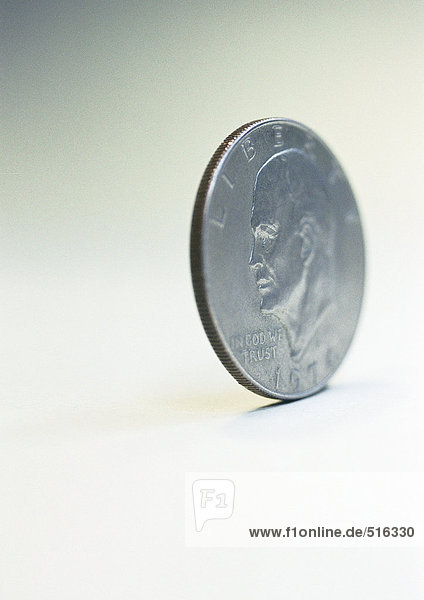 Eine Dollarmünze stehend  Nahaufnahme