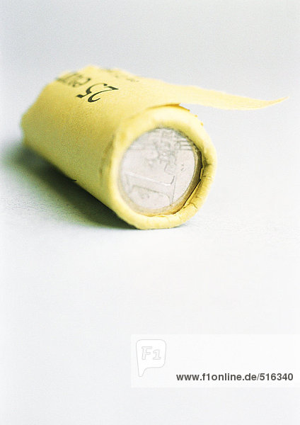 Papierrolle mit Euro-Münzen