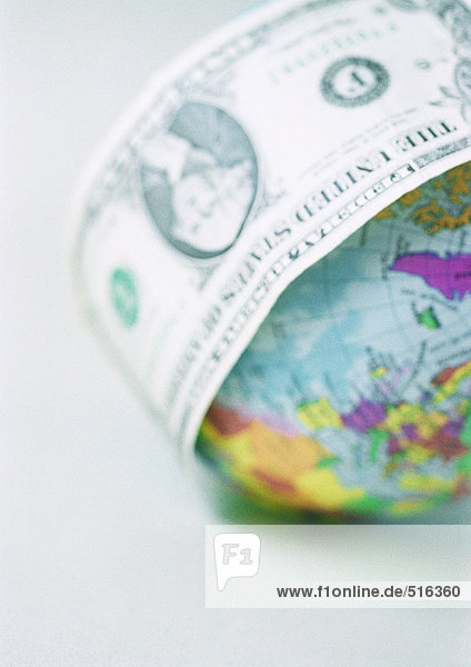 Ein Dollarschein um den Globus gewickelt  Nahaufnahme