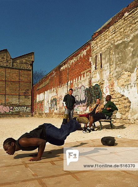 Mann balanciert auf den Händen  Breakdance im urbanen Umfeld