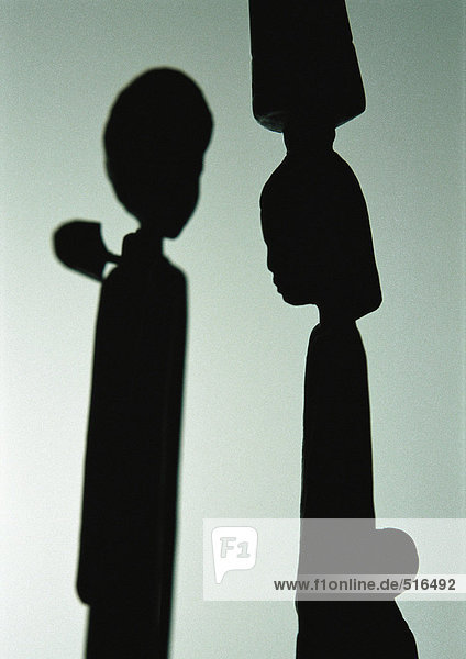 Traditionelle afrikanische Skulpturen in Silhouette