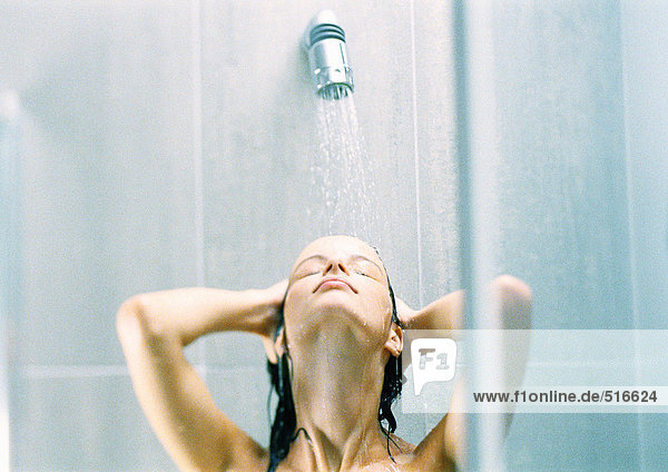 Frau beim Duschen  Kopf zurück  Nahaufnahme.
