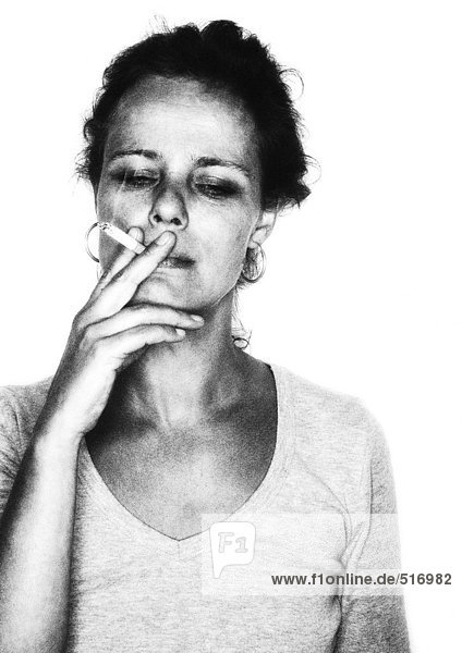 Frau rauchend  Portrait  s/w.