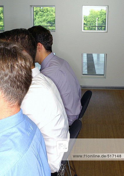 Drei Büroangestellte in Button-Down-Shirts  Schnittansicht