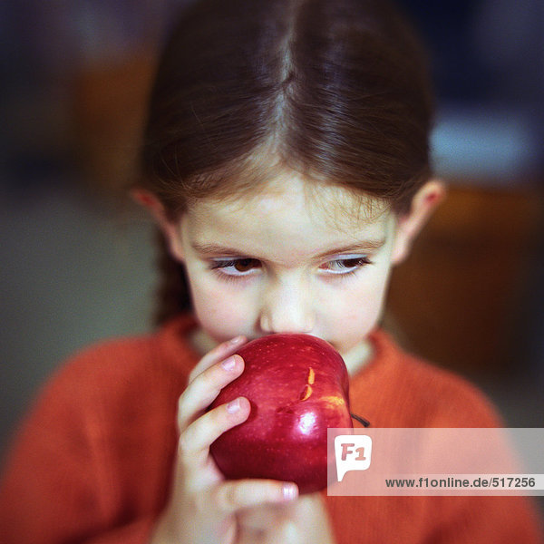 Mädchen riechender Apfel,  Portrait