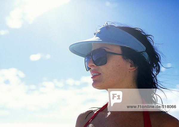 Frau mit Sonnenbrille und Sonnenblende im Freien  Portrait