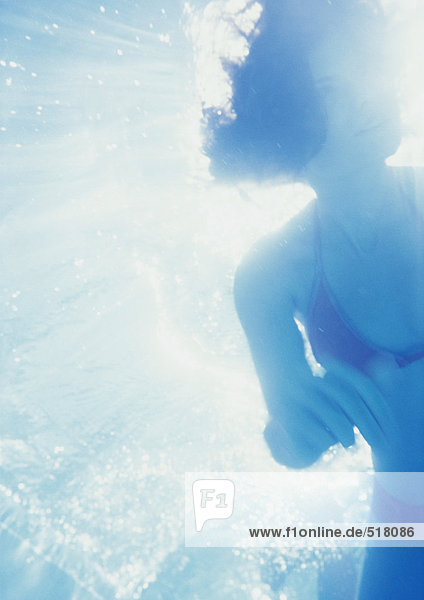 Frau unter Wasser  hinterleuchtet  Tiefblick