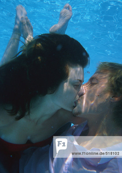 Paar Küssen unter Wasser