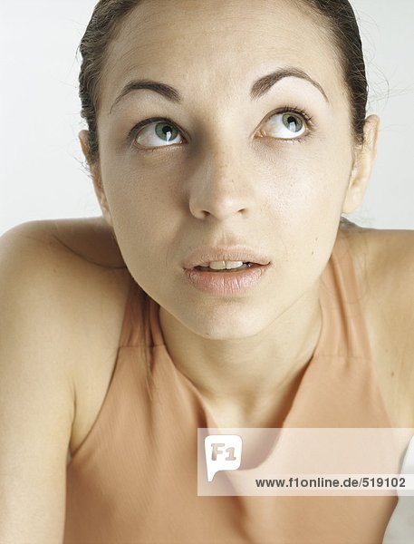 Junge Frau mit erhobenen Augenbrauen  Nahaufnahme