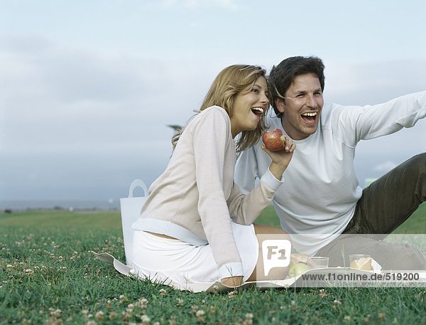 Junger Mann und junge Frau beim Picknick