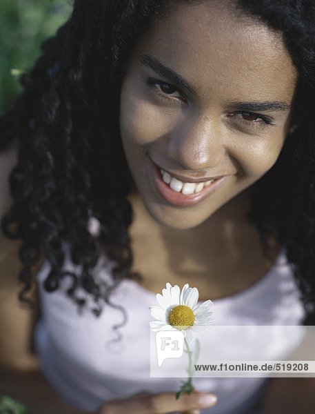 Junge Frau mit Gänseblümchen  Portrait