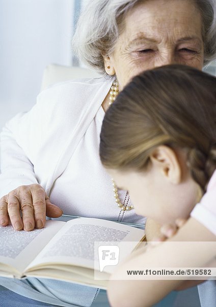 Großmutter und Mädchen mit Buch
