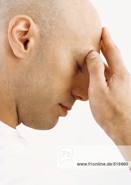 Mann berührt die Stirn  Nahaufnahme  Seitenansicht