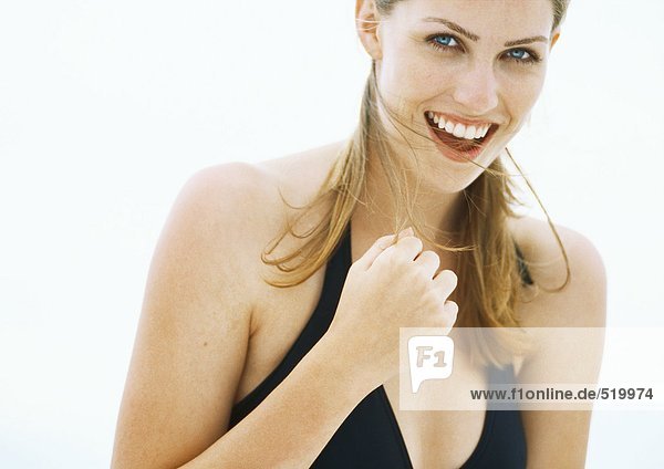Junge Frau im Badeanzug lächelnd  Kopf und Schultern