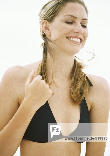 Junge Frau im Bikini lächelnd,  Kopf und Schultern