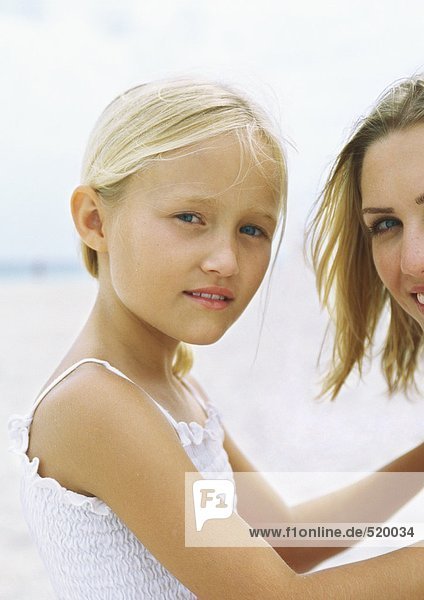 Mädchen und Mutter am Strand  Portrait