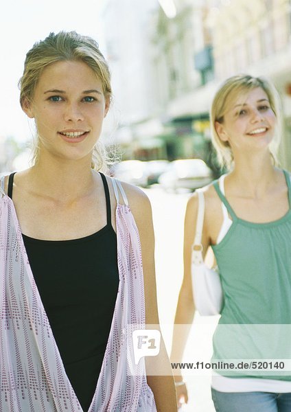 Zwei Teenager-Mädchen  die in der Stadt spazieren gehen.