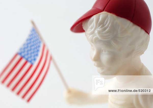 Junge Figur mit amerikanischer Flagge