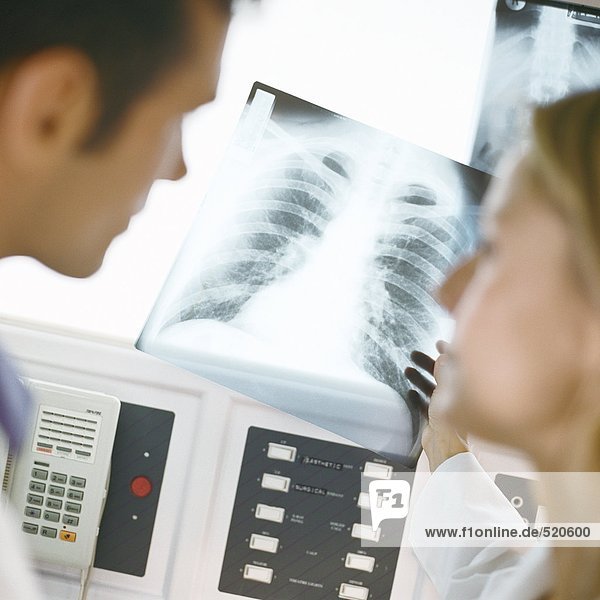Ärzte im Röntgenlabor