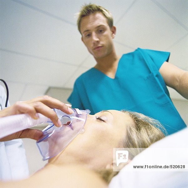 Interner Blick nach unten auf den Patienten mit Sauerstoffmaske