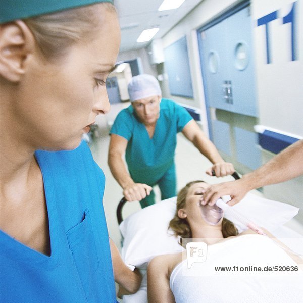 Medizinisches Team bewegt den Patienten auf der Trage