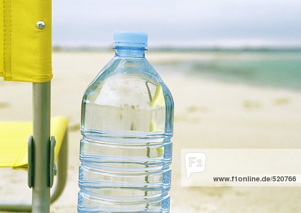Flasche Wasser am Strand