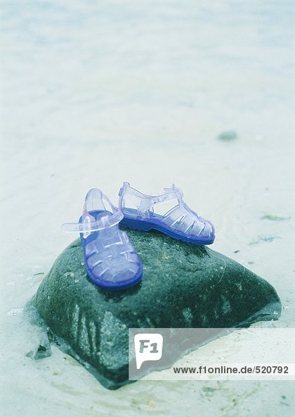 Jelly Schuhe auf Fels