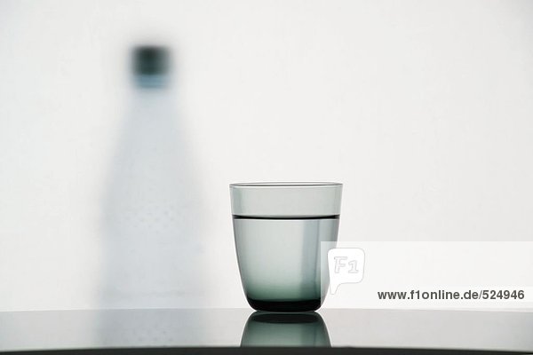 Nahaufnahme-Glas des Wassers auf Tabelle
