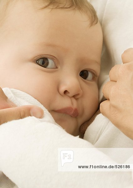 Säuglingspflege  Blick in die Kamera