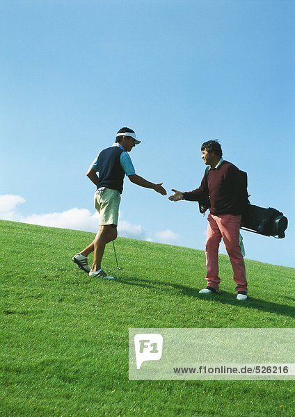 Golfer beim Händeschütteln