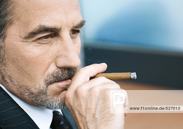 Geschäftsmann rauchende Zigarre