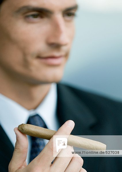 Geschäftsmann mit Zigarre
