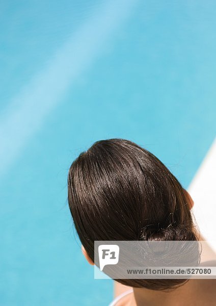 Hinterkopf der Frau,  Pool im Hintergrund