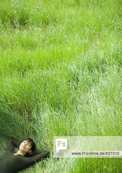 Junge Frau im Feld liegend