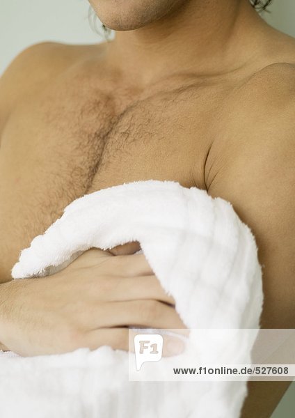 Mann trocknet mit Handtuch,  abgeschnitten