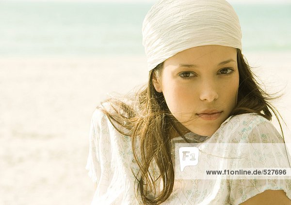 Frau mit Kopftuch am Strand  Portrait